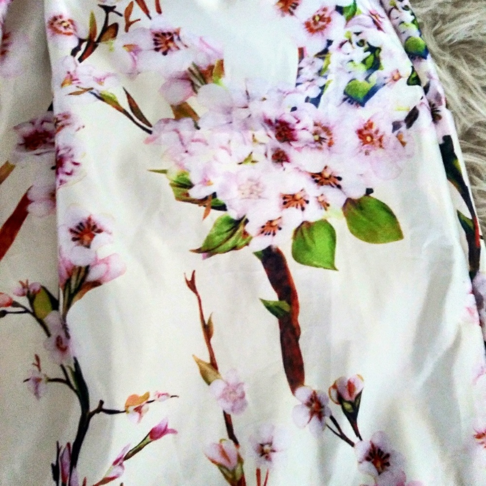 White satin skirt with cherry blossom print - Picture 2 of 7